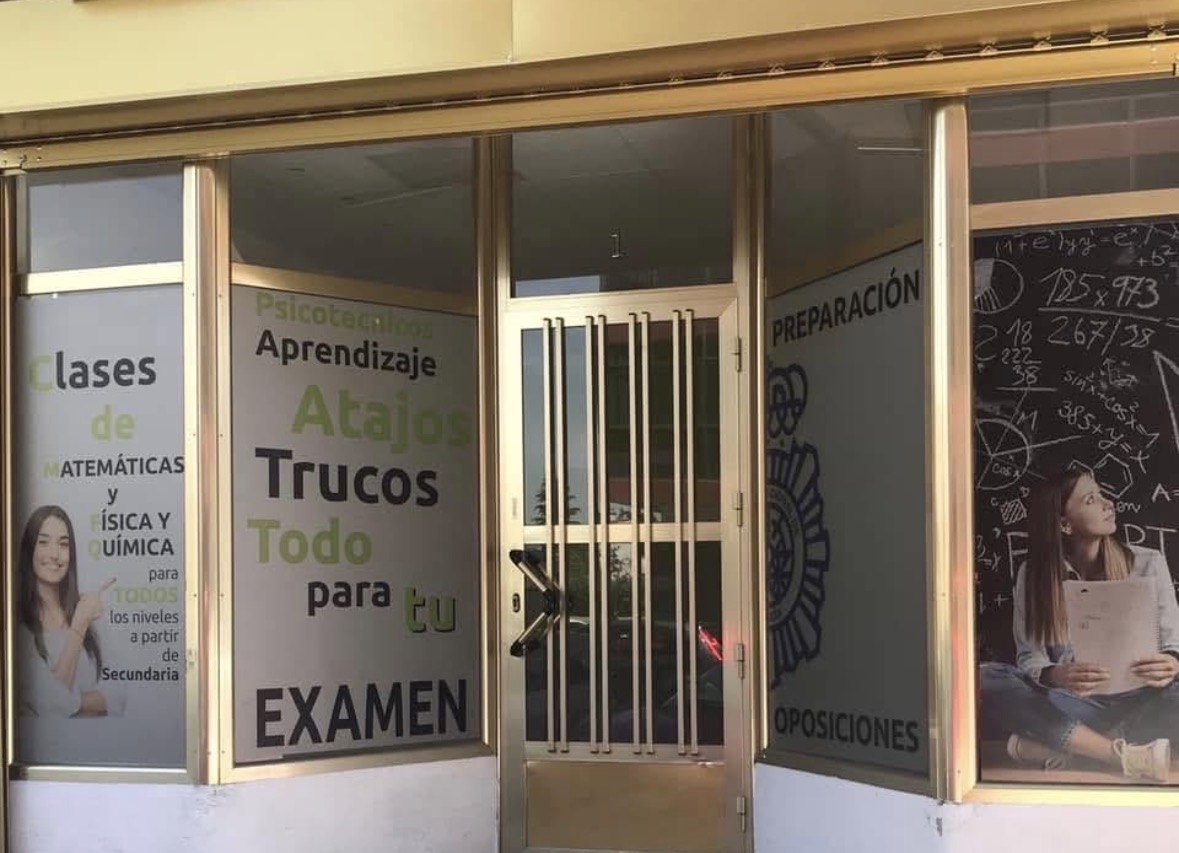 Entrada de la Academia DeNumeros en la calle Valle del Tiétar de Ávila